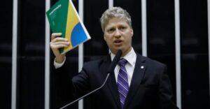 ‘Age como se fosse um imperador romano’, diz Van Hattem sobre Moraes