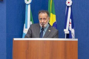 Daniel da Farmácia solicita faixa de pedestre, iluminação e pavimentação