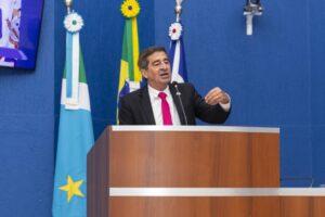 Vereador Robson do Alinhamento pede serviços em praças