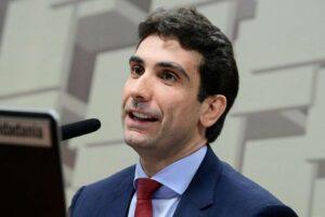 Girão quer Galípolo explicando reuniões de Lula e Vorcaro