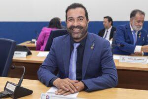 Marcus Bazé requisita instalação de bancos no entorno da Lagoa Maior