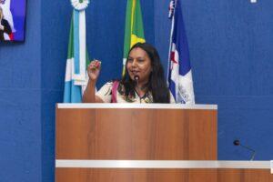 Sirlene dos Santos indica faixa de pedestres e cobertura em ponto de ônibus