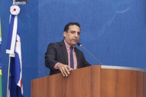 Davis Martinelli solicita limpeza de terreno em frente a CEI