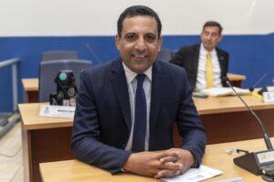 Davis Martinelli indica troca de lâmpadas na praça do Setsul