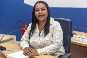 Sirlene indica revitalização em canteiro e substituição de árvores