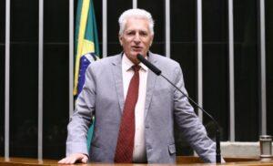 Justiça pune deputado do PT por foto falsa de Bolsonaro
