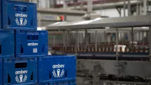 Ambev demite gerente por “brincadeira” em happy hour, e caso vai parar na Justiça