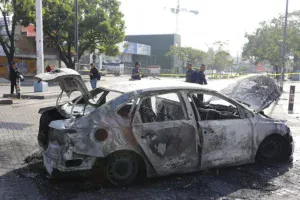 México vive onda de violência após morte do narcotraficante “El Mencho”. Veja vídeo
