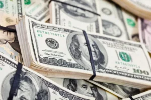 Dólar cai a R$ 5,12 com pesquisa eleitoral no radar; Ibovespa supera 192 mil pontos