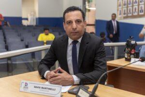 Davis Martinelli solicita melhorias em vias e manutenção urbana, no município