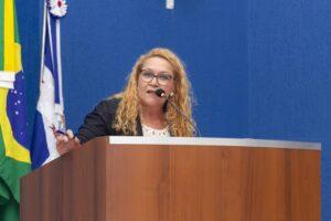 Vereadora Evalda reforça indicações por sinalização, mobilidade e melhorias em espaço escolar