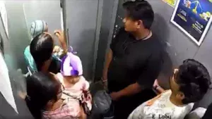 Braço de criança fica preso em porta de elevador na Índia; assista ao vídeo