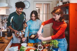 Trisal cria três filhos na mesma casa e defende modelo de família
