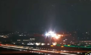 Choravam ‘de soluçar’, relata passageira de avião que teve explosão de turbina