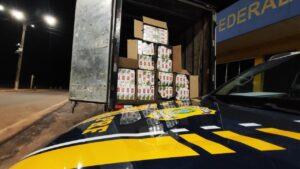 PRF apreende 20 mil maços de cigarros em Água Clara (MS)