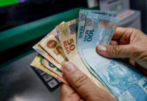 INSS libera primeira parcela do 13º a aposentados a partir do dia 24; veja calendário