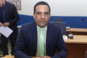 Davis  pleiteia pavimentação ao lado de unidade de ensino