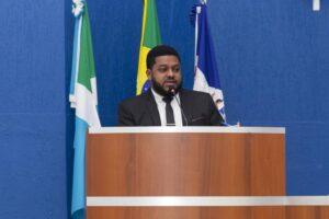 Professor Pedrinho Jr solicita redutor de velocidade, asfalto e revitalização de praça no Novo Oeste