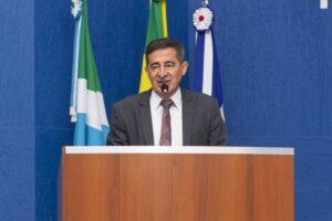 Robson indica tapa buracos e reparo em terreno do Montanini