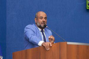 Fernando Jurado solicita mão única, tampa de bueiro e asfalto