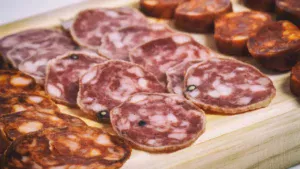 Entre o hábito e o risco: o peso invisível dos embutidos para a saúde