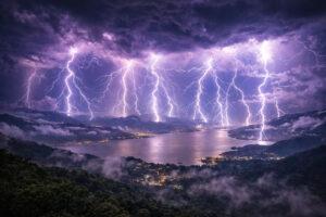 Na Venezuela, uma região ao redor do Lago Maracaibo registra a maior concentração de raios da Terra, com cerca de 250 descargas por km² por ano e tempestades que iluminam o céu por até 297 noites, impulsionadas pela umidade do Caribe e por montanhas que aprisionam o ar