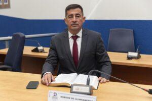 Robson do Alinhamento propõe arborização em escolas e manutenção viária no Jardim Samambaia