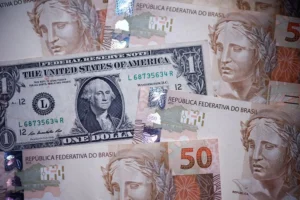 Dólar abaixo de R$ 5: veja os fatores que explicam o fortalecimento do real