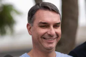 Juiz determina remoção de conteúdo que liga Flávio Bolsonaro a facção