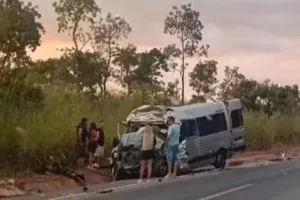 Veja como ficou van após grave acidente que matou 8 pessoas na BR-020