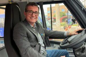 Três Lagoas é contemplada com novo veículo para transporte de pacientes do SUS por meio do programa Agora Tem Especialistas