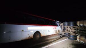 Caminhão tomba após tentar evitar colisão na BR-262 e deixa trânsito interditado em Três Lagoas