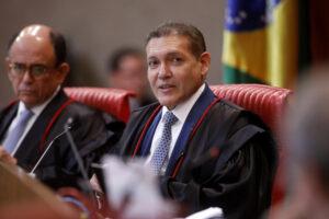 Nunes Marques pede parecer da PGR sobre revisão da condenação de Bolsonaro