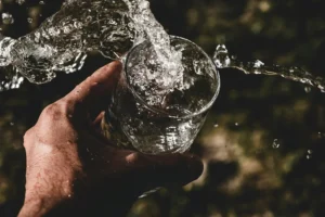 Não bebe água em dias frios? Confira dicas para se manter hidratado