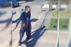 Homem ameaça ex com facão e é morto a tiros pelo atual da mulher. Veja vídeo
