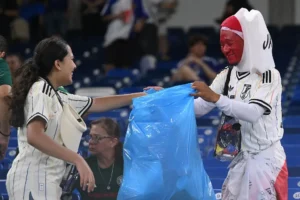 Japoneses limpam estádio após goleada na Copa do Mundo
