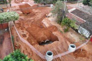 Em menos de 24h, Prefeitura amplia equipes em campo e avança rapidamente nos reparos de cratera no Jardim Rodrigues