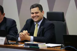 Sem eleição para disputar, Alcolumbre não tem pressa com a escala 6×1