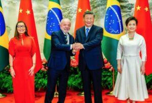 Hostil ao governo dos EUA, Lula abaixa cabeça para o tarifaço chinês de 67%
