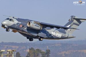 Avião Embraer KC-390 é visto realizando manobras entre montanhas no mais conhecido vale da aviação mundial