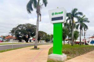 Três Lagoas ganha relógio digital urbano por meio de parceria entre Prefeitura e Sicredi