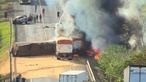 Acidente grave entre carretas fecha BR-158 na região de Três Lagoas