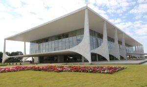 Farra dos cursos: governo banca ricas viagens do pessoal do Planalto ao exterior