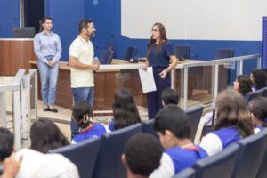 Alunos da escola Maria de Lourdes Lopes entregam solicitações de melhorias durante Visita Guiada