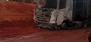 Tritem carregada de eucaliptos pega fogo na rodovia em Água Clara