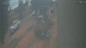 VÍDEO: Trator passa por cima de motociclista durante acidente em Aparecida do Taboado