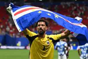Goleiro Vozinha assina com equipe campeã da Libertadores