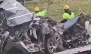 Motorista morre após Porsche bater em mureta na Rodovia dos Imigrantes; veja vídeo