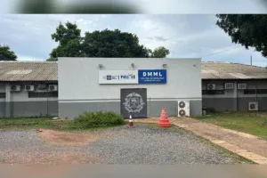 Homem flagra esposa na cama com outro, persegue e esfaqueia o amante