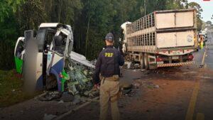 Acidente entre micro-ônibus e carreta deixa 23 mortos no Paraná